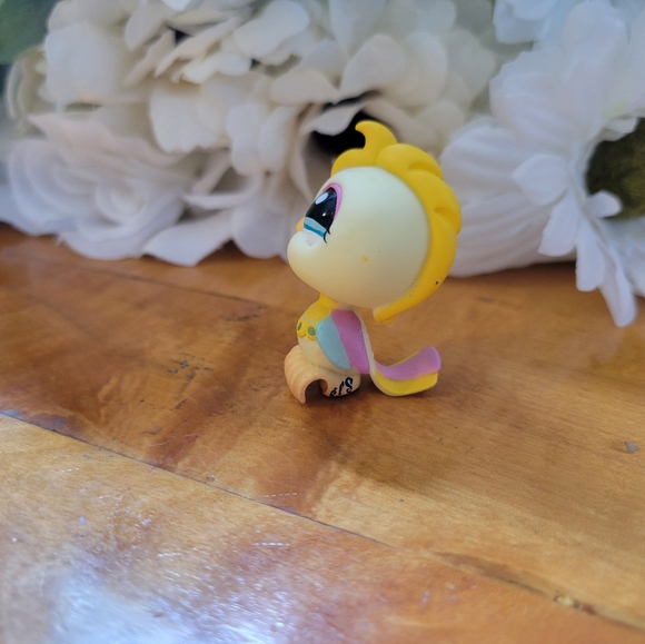 Littlest Pet Shop LPS #1452 Cockatoo Bird White Yellow Blue Eyes 2006 - Picture 5 of 12